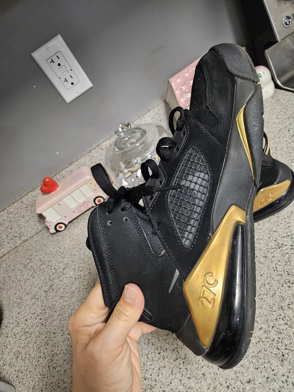 Jordan Men's Black and Gold Mid-Top Athletic Sneakers Men's 7Y